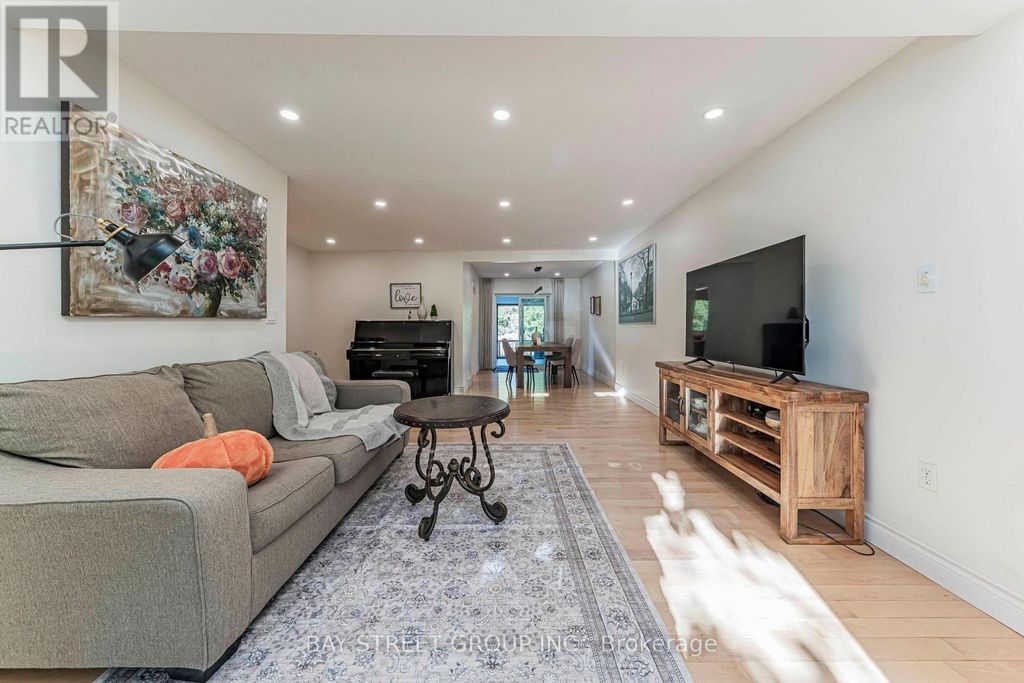 1111 Kent Avenue, Oakville (cp College Park)