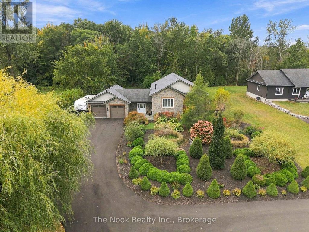 21611 Loyalist Parkway, Prince Edward County (ameliasburg Ward)