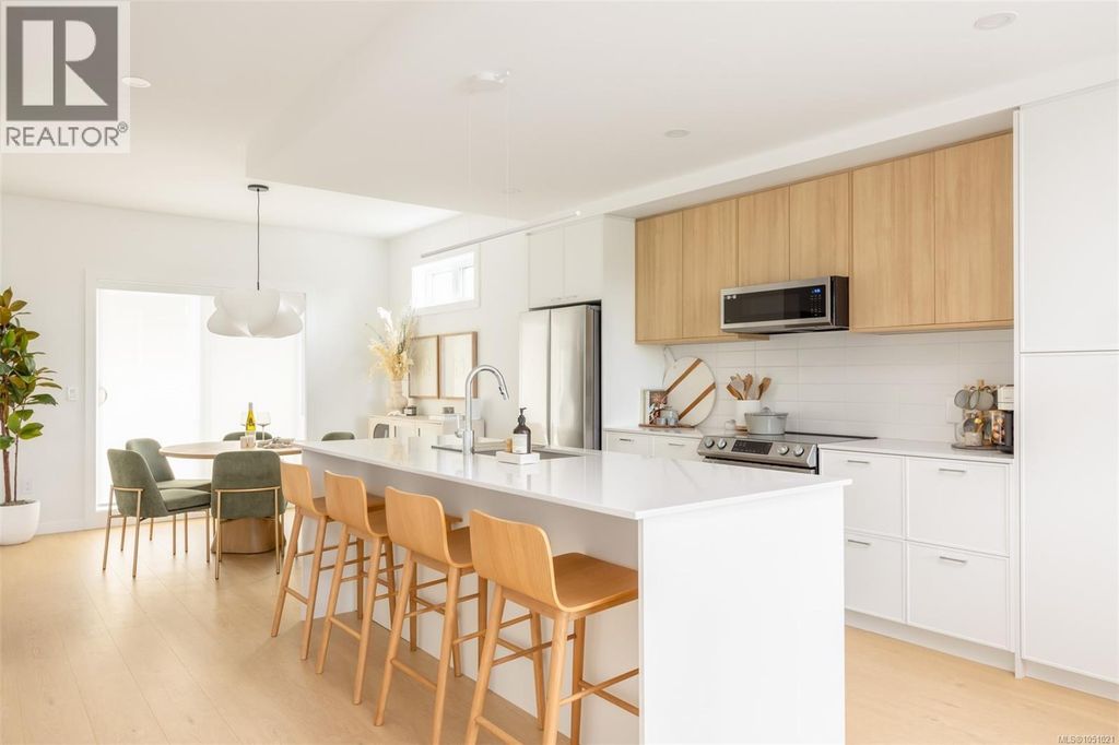 Th6 3450 Whittier Ave, Saanich