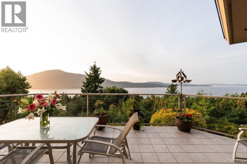 11406 Sycamore Dr, North Saanich