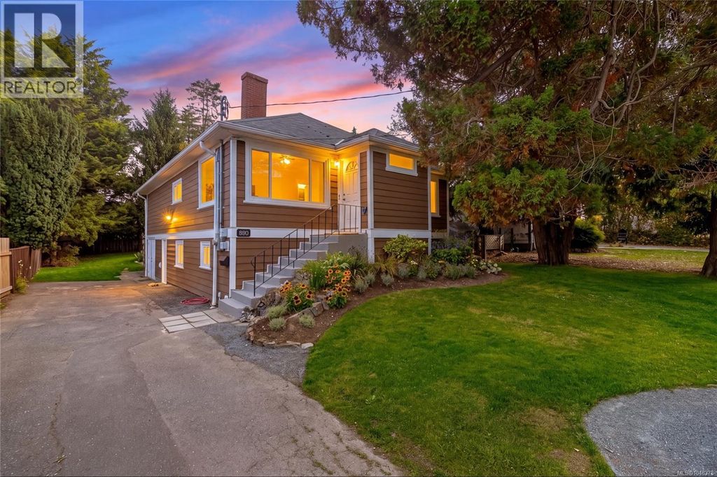 890 Darwin Ave, Saanich