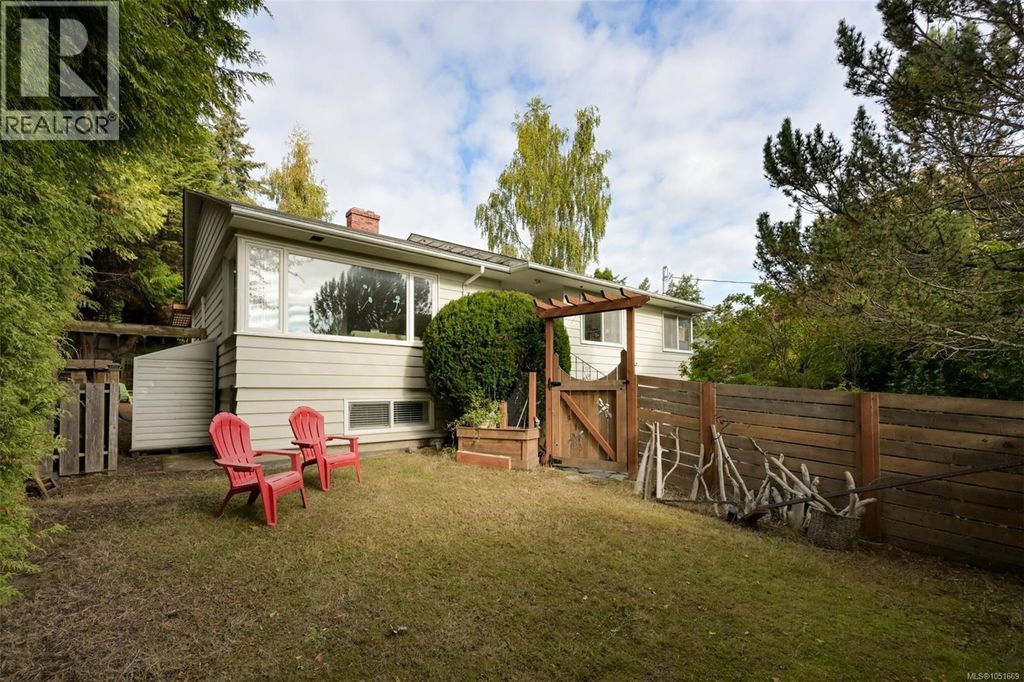 3832 Pitcombe Pl, Saanich