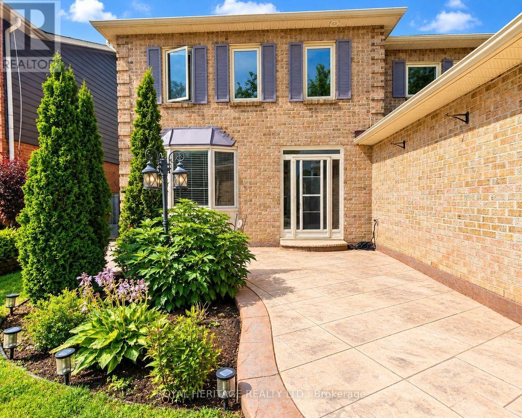 1221 Fieldstone Circle, Pickering (liverpool)