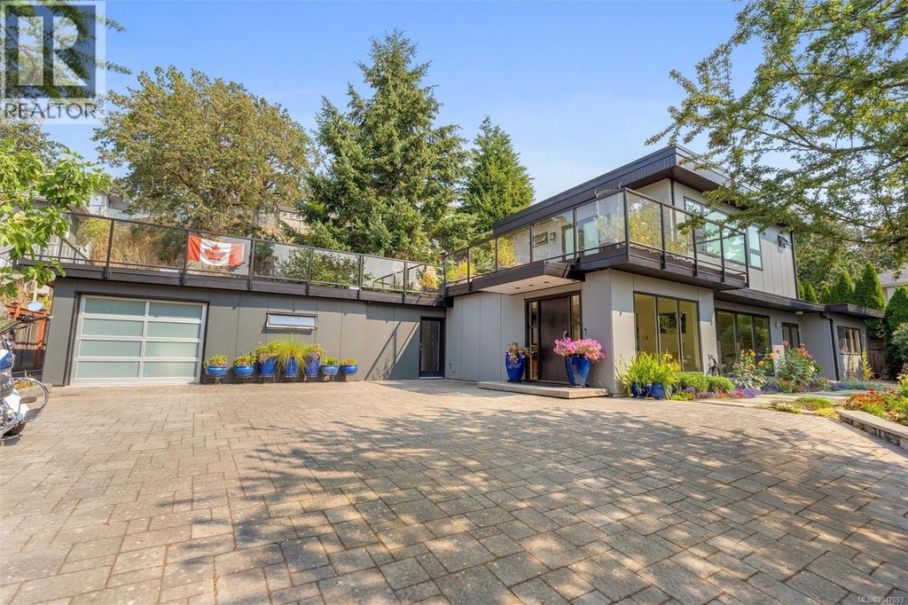 931 Lakeview Ave, Saanich