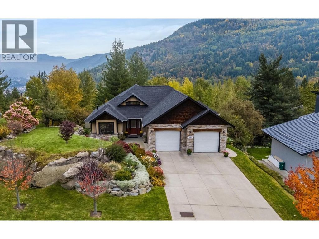464 Whitman Way, Warfield