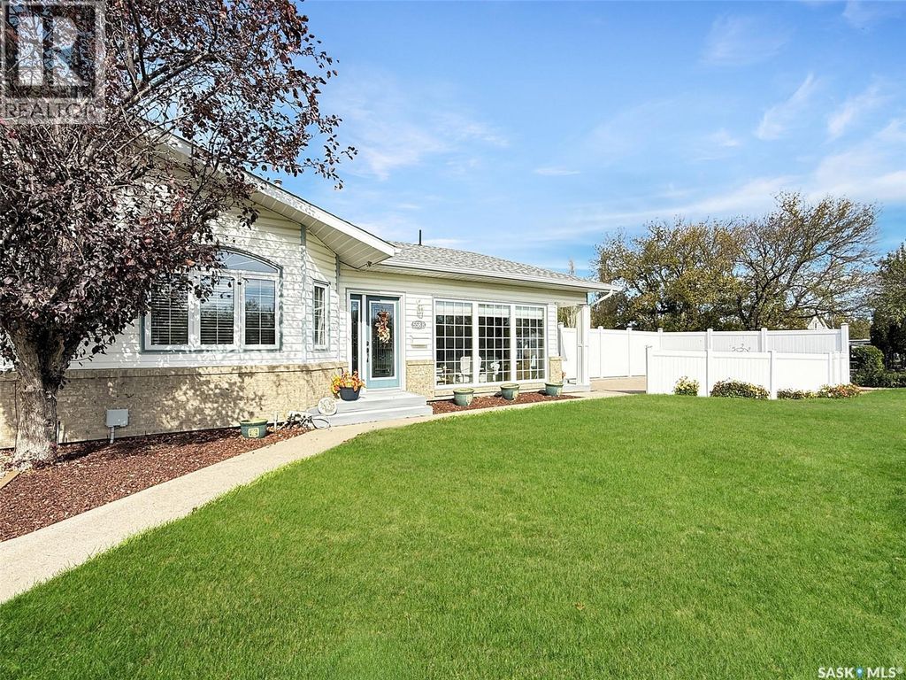 B 558 8th Avenue Ne, Swift Current