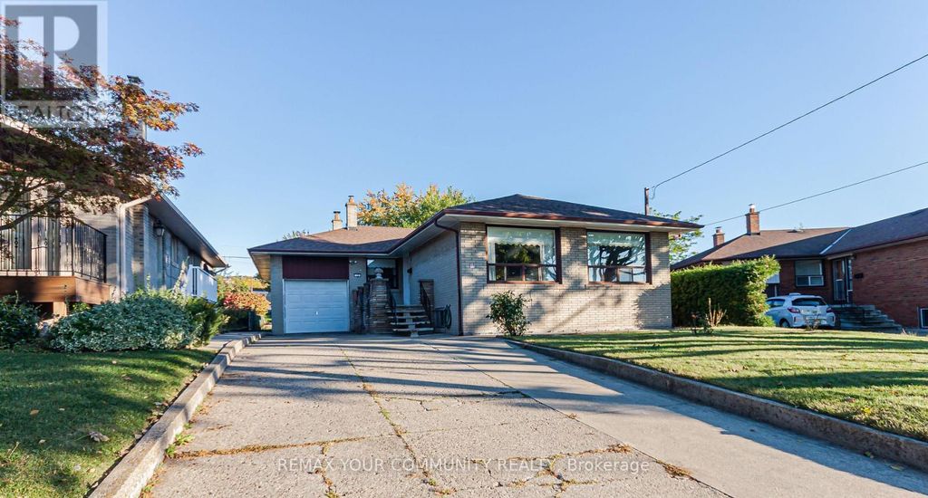 15 Valencia Crescent, Toronto (maple Leaf)