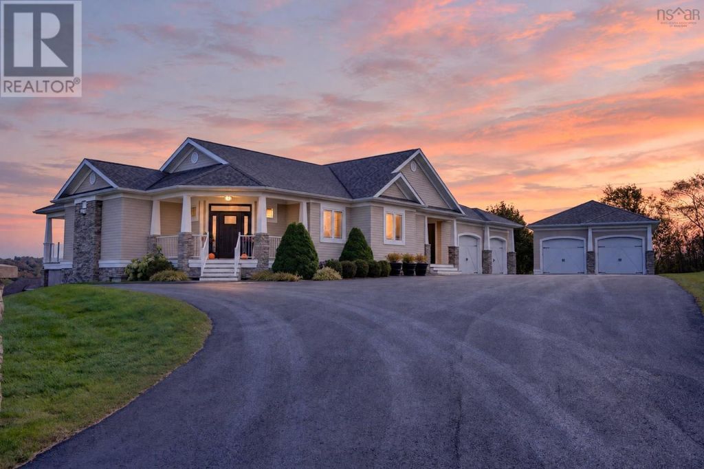 18 Clipper Court, Westmount