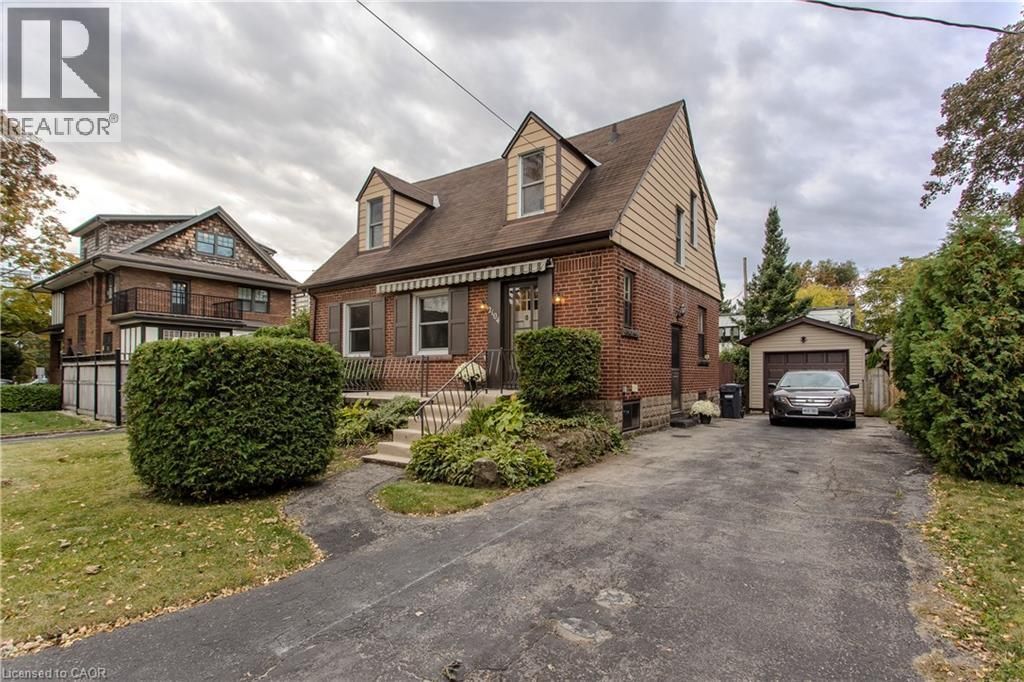 2104 Emerald Crescent, Burlington