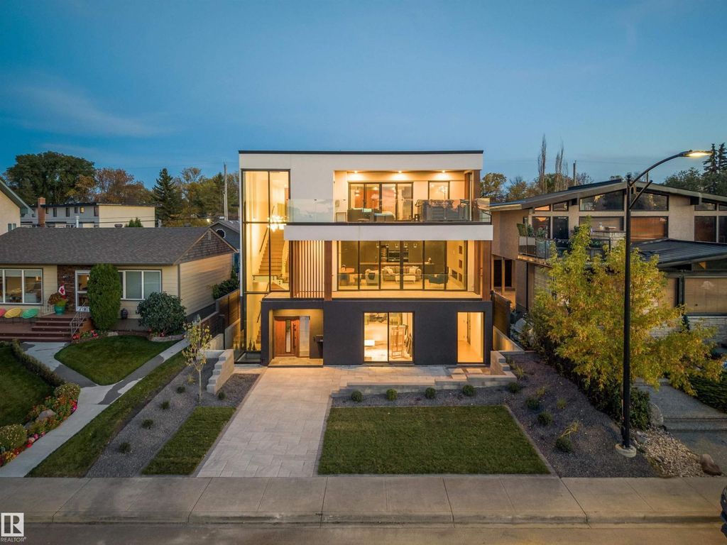 8915 Strathearn Dr Nw, Edmonton