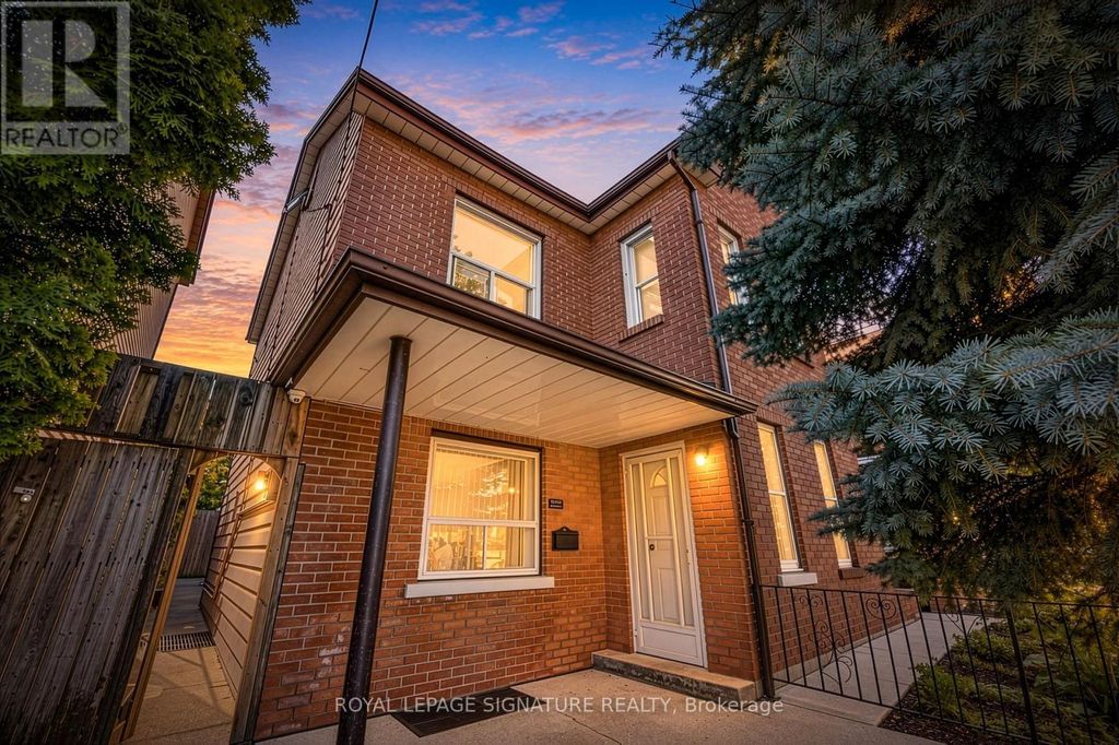 212 Lippincott Street, Toronto (university)