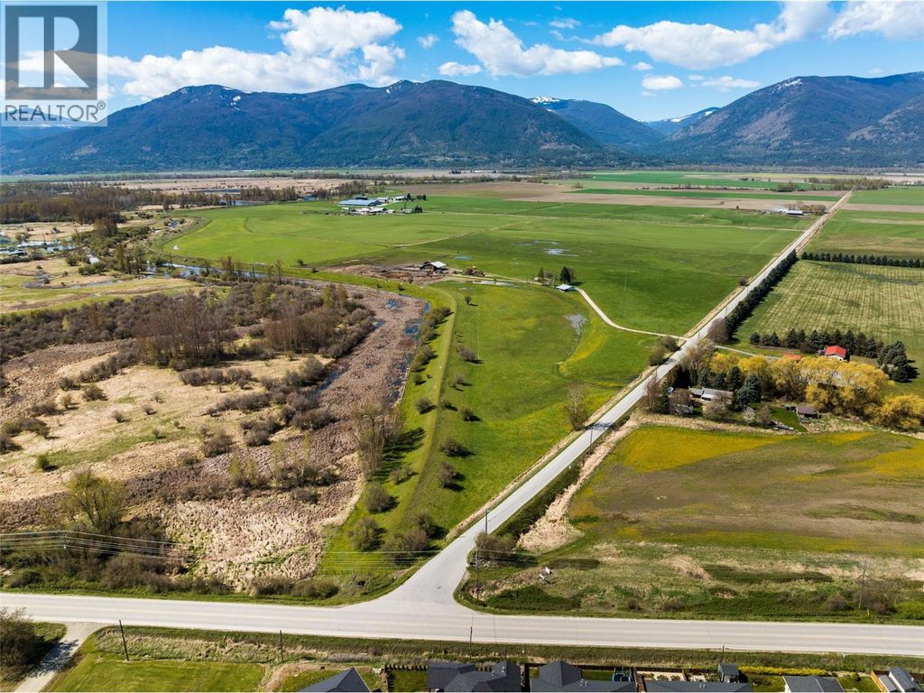 305 Kootenay River Road, Creston