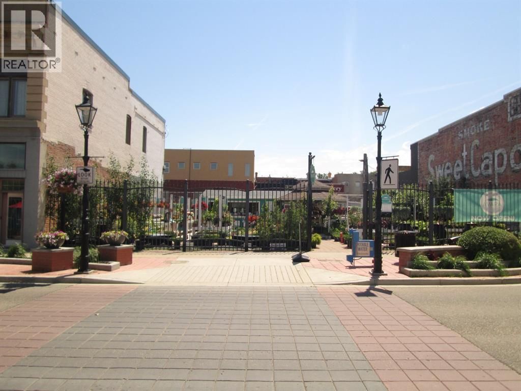 637-639 2 Street Se, Medicine Hat