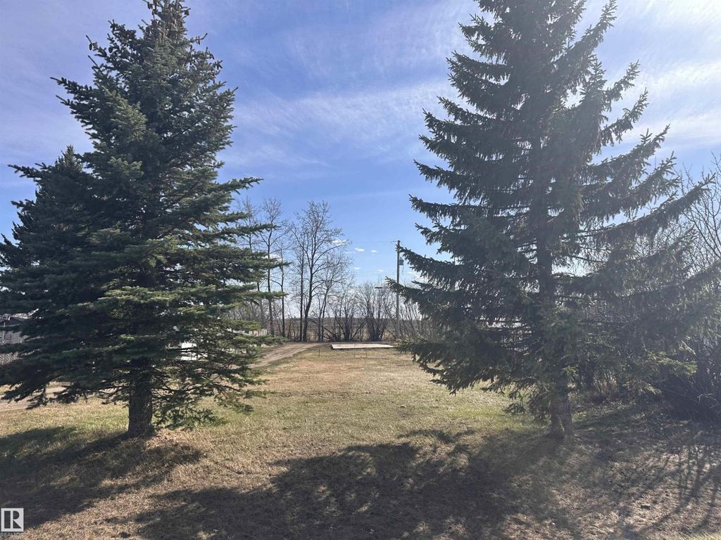 5211 50 Av, Fawcett