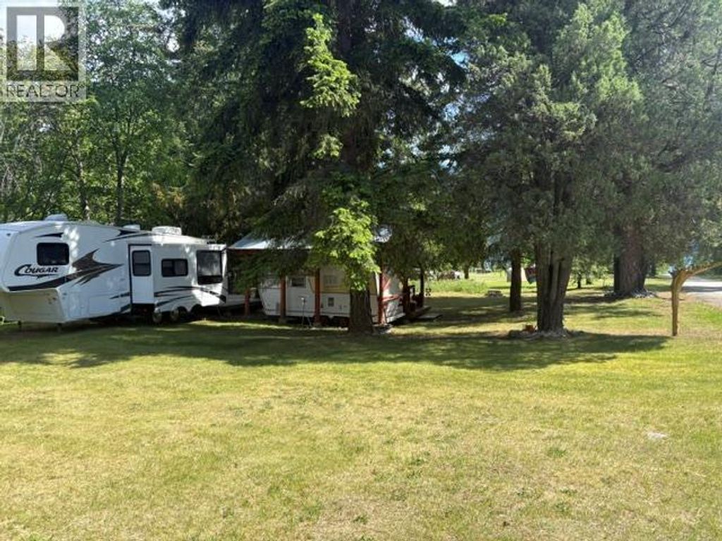 7520 Broadwater Road, Castlegar