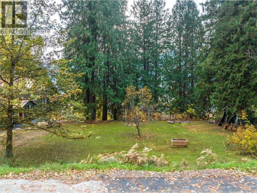 125 Maple Street, Revelstoke