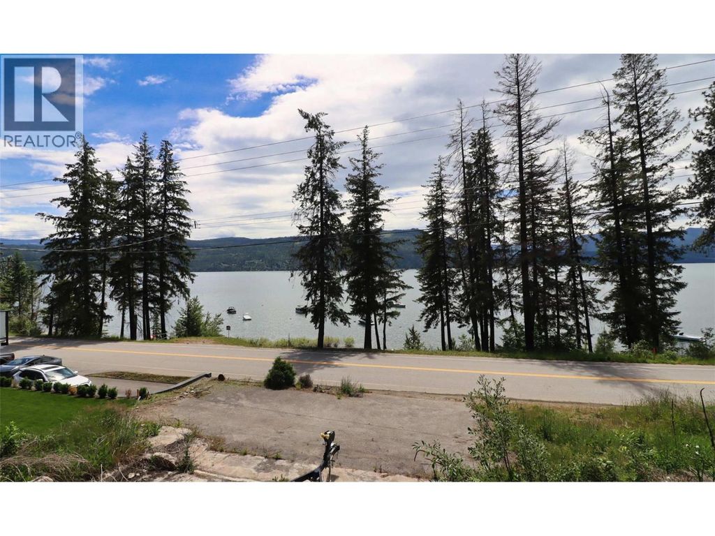 5185 Squilax Anglemont Road, Celista