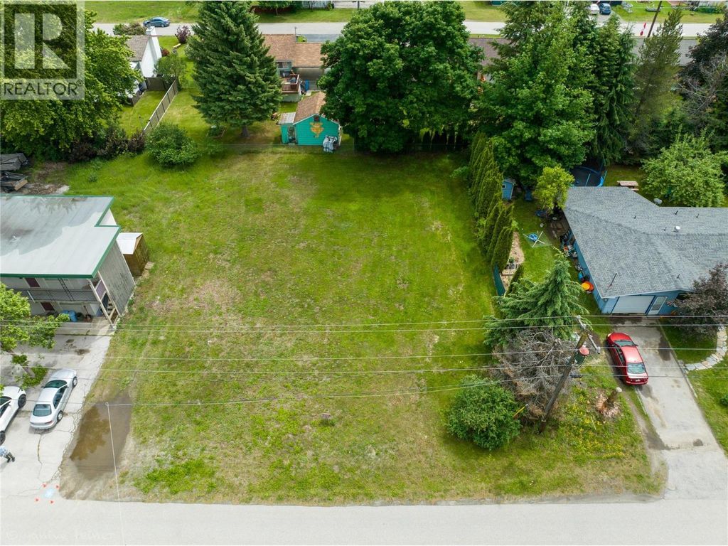 113 Motel Avenue, Salmo