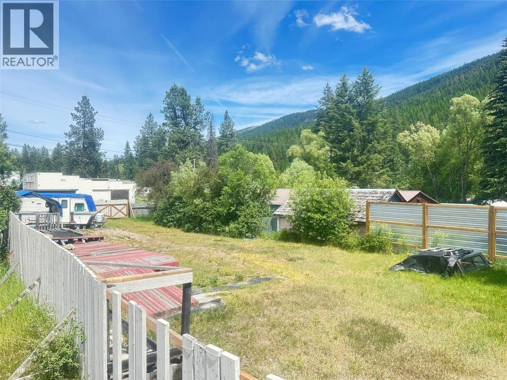 2 Wallace Mountain Road, Beaverdell