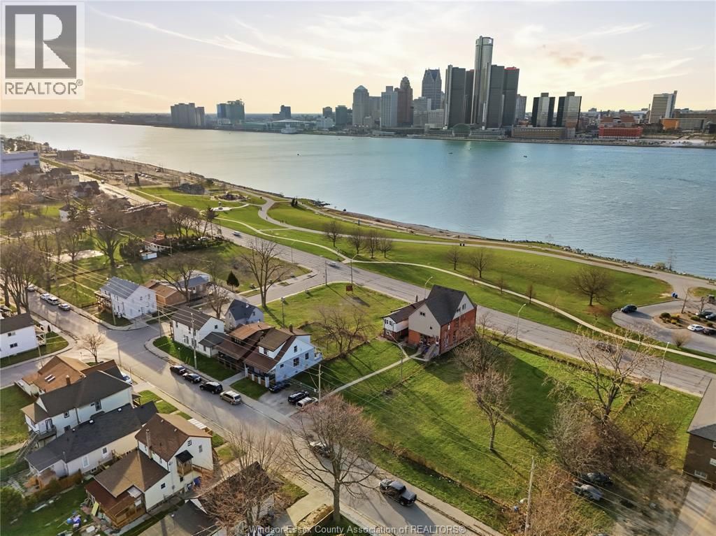 819-829 Riverside Avenue East, Windsor