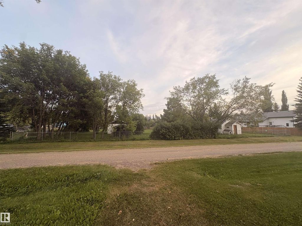 5011 49 Av, Jarvie