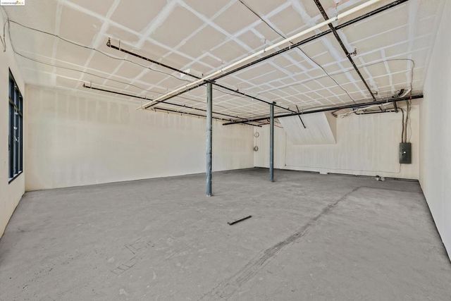 986 W Grand Ave, Oakland