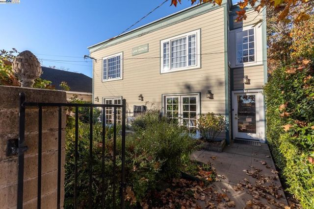 54 Railroad Ave, Richmond