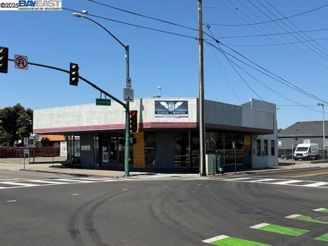 1825 Park St, Alameda