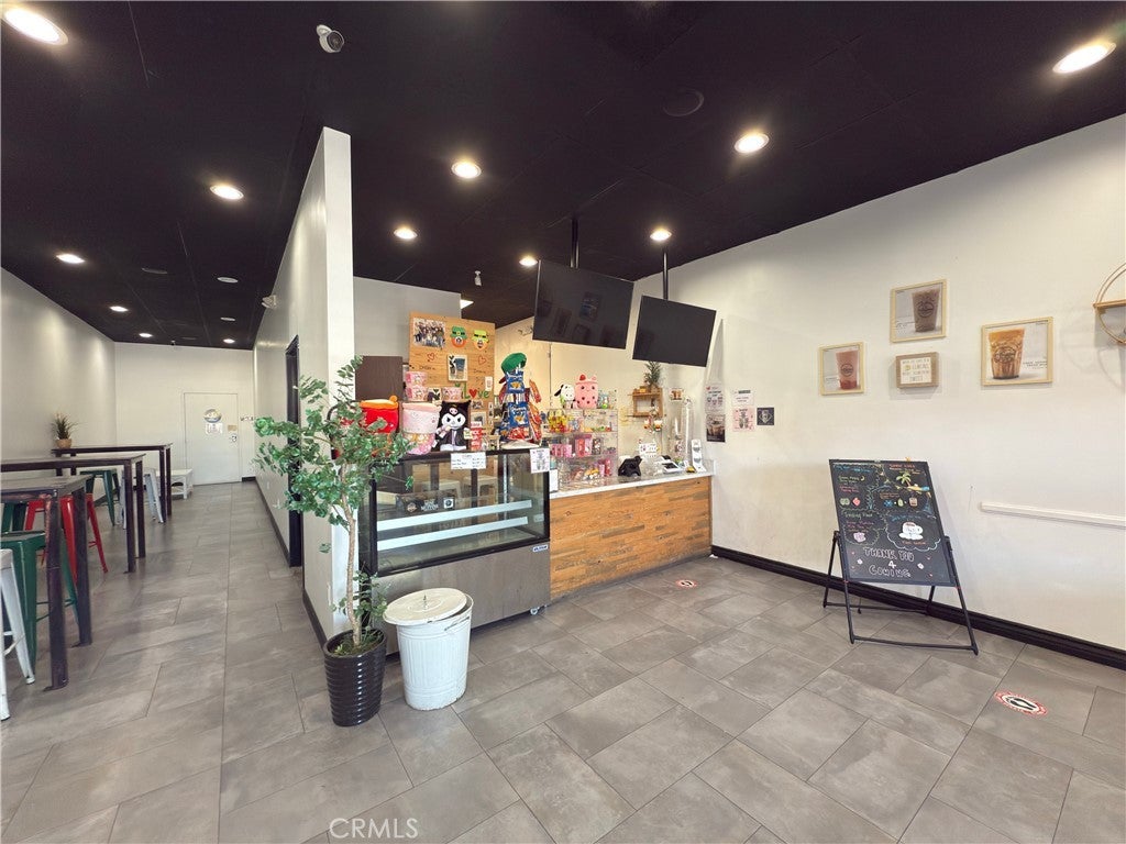 Photo of Listing #IV25216781