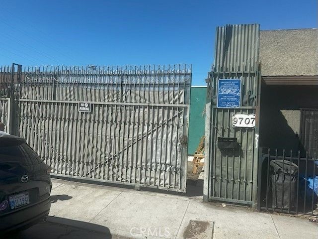9705 S Broadway, Los Angeles