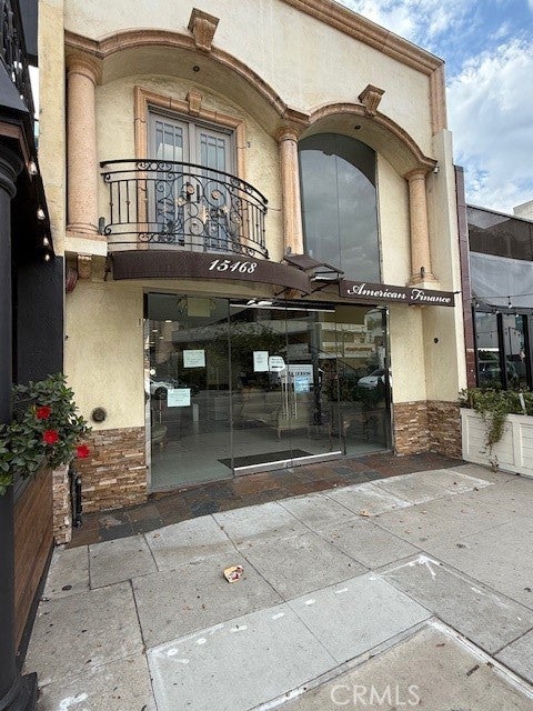 15468 Ventura, Sherman Oaks