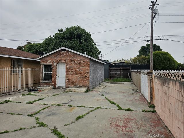1022 W Compton, Compton