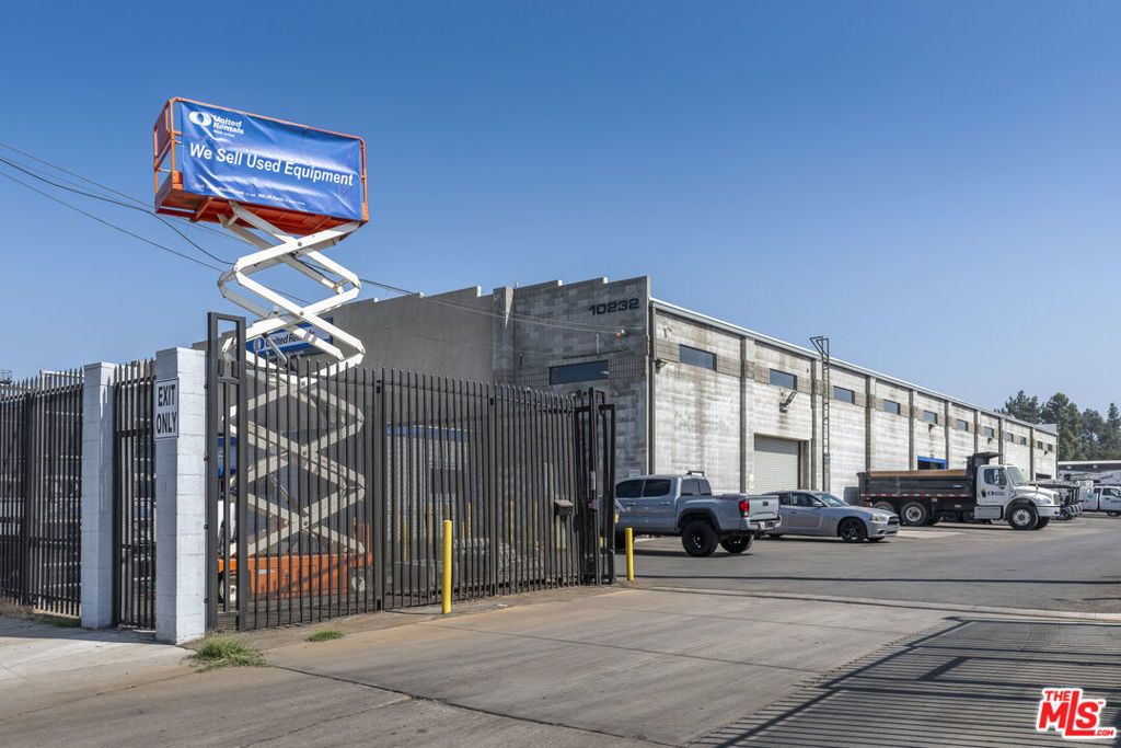 10232 Glenoaks Boulevard, Pacoima