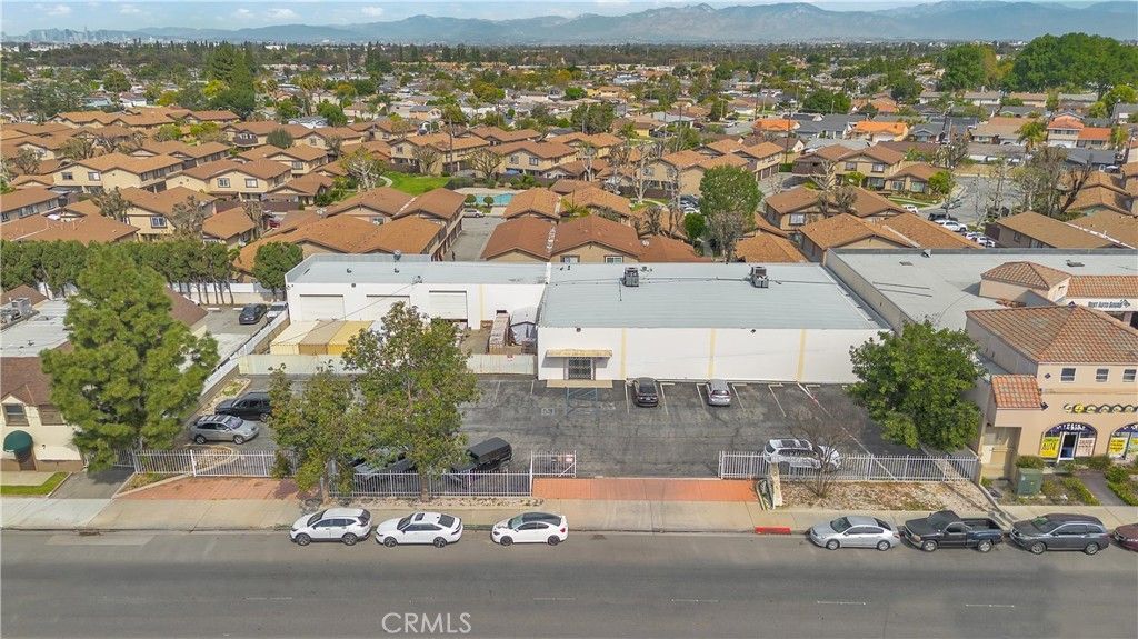 8595 Rosecrans, Paramount