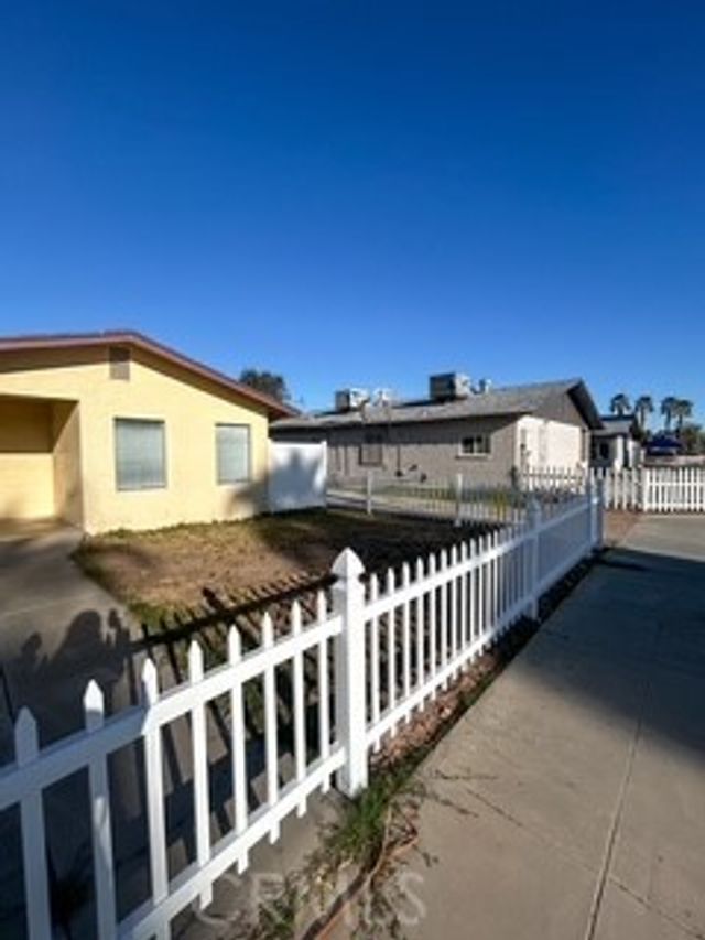 155 N 1st, Blythe