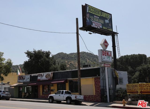 7518 Foothill Boulevard, Tujunga