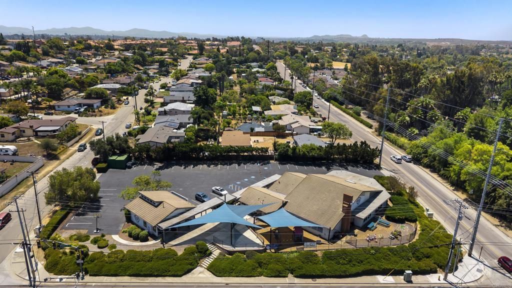 1109 E Fallbrook Street, Fallbrook
