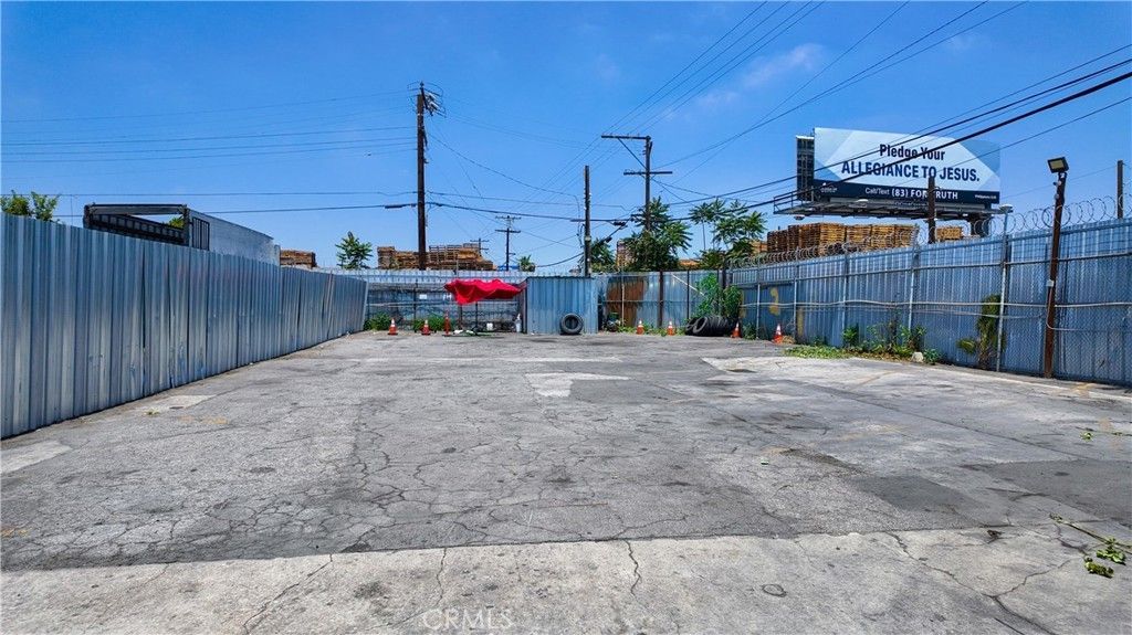 2637 E El Segundo, Compton