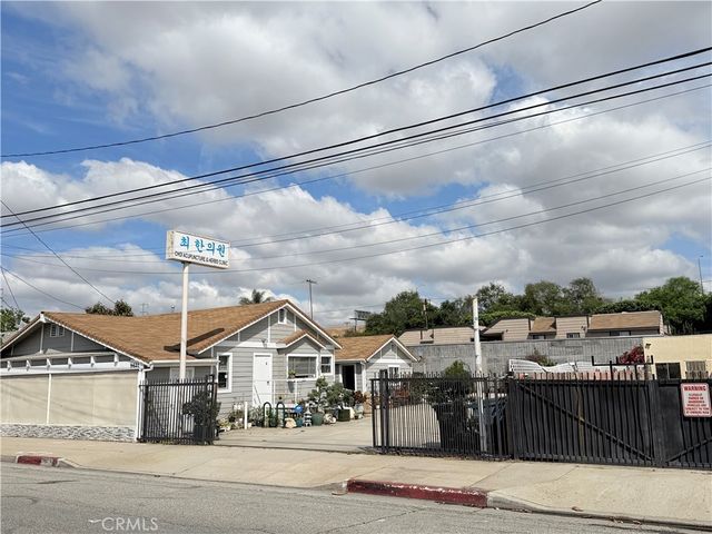 9631 Artesia, Bellflower