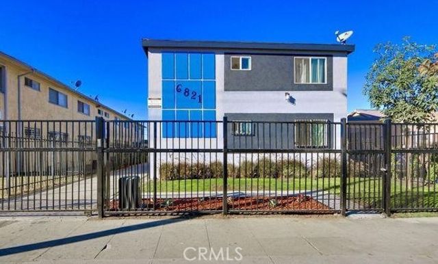 6821 11th Ave., Los Angeles