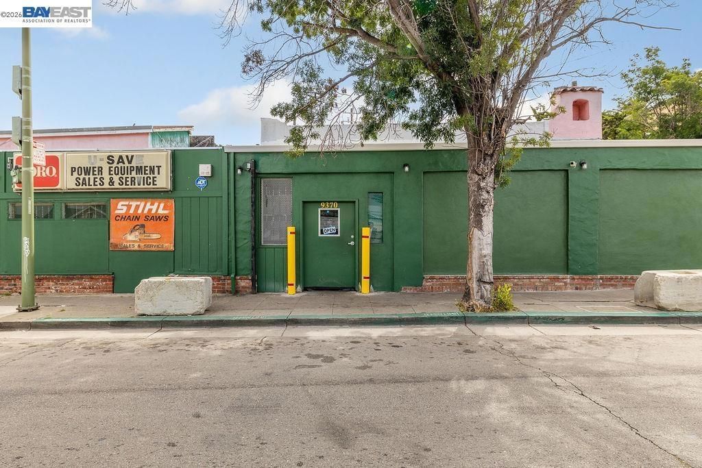 9346 Macarthur Blvd, Oakland