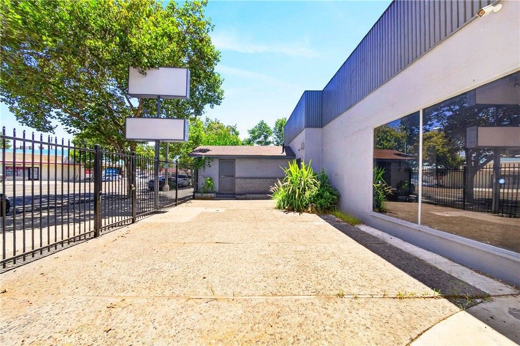 450 W Holt Avenue, Pomona
