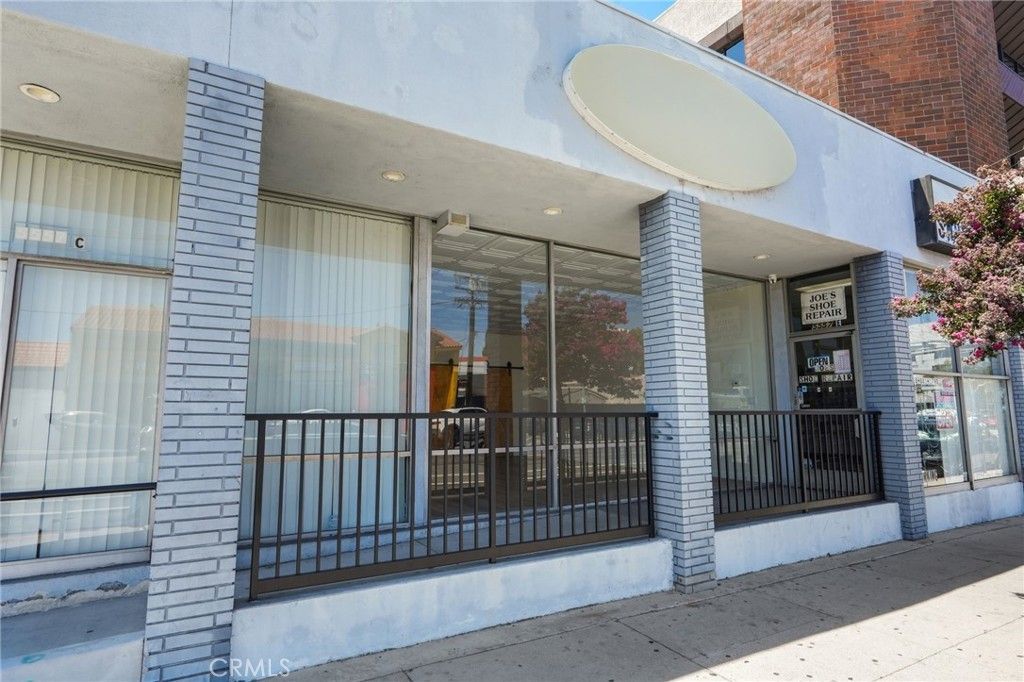 5557 Reseda Boulevard, Tarzana