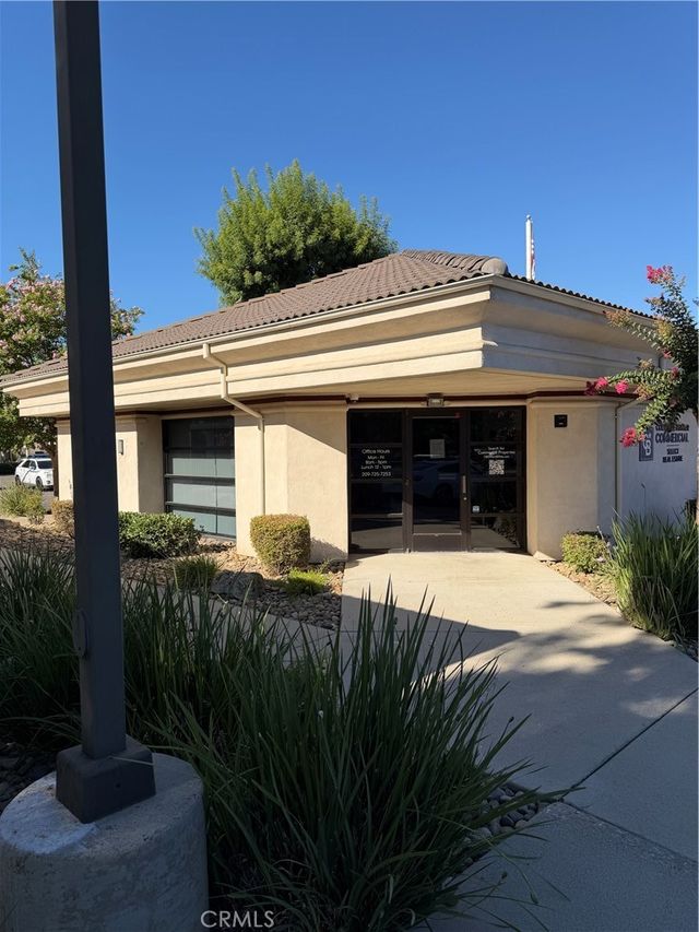 3168 Collins, Merced