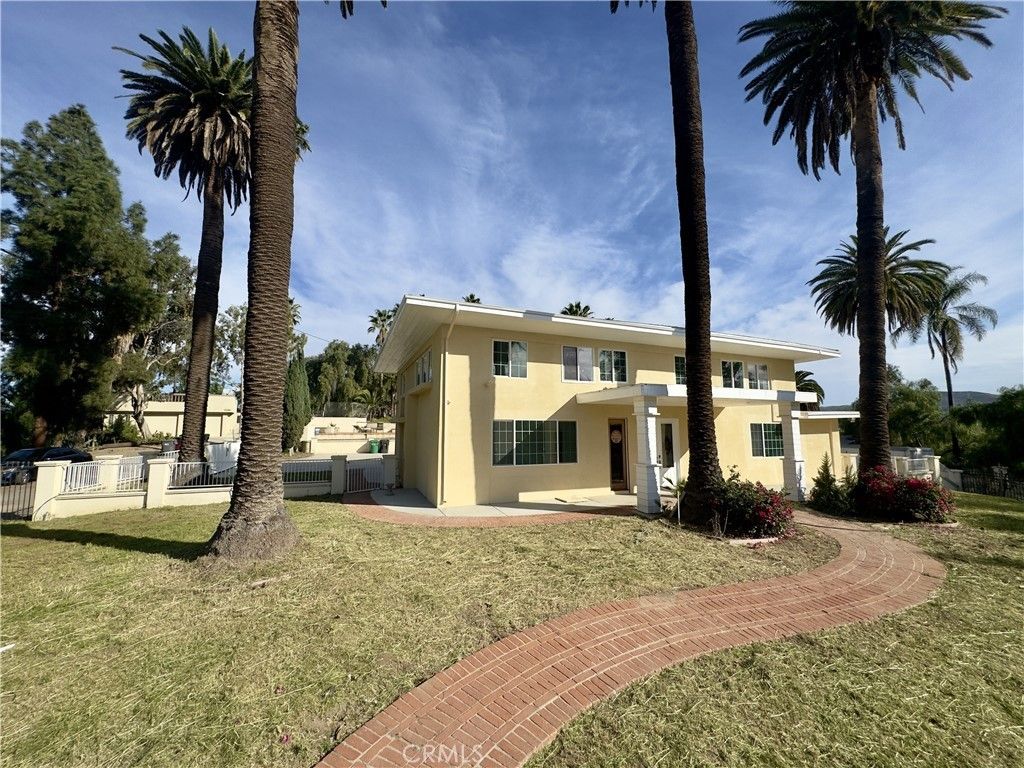 1607 Cherokee, Corona