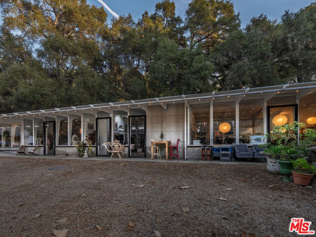 1111 N Topanga Canyon Boulevard, Topanga