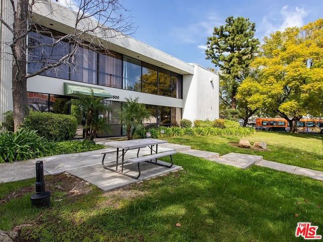 20500 Nordhoff Street, Los Angeles