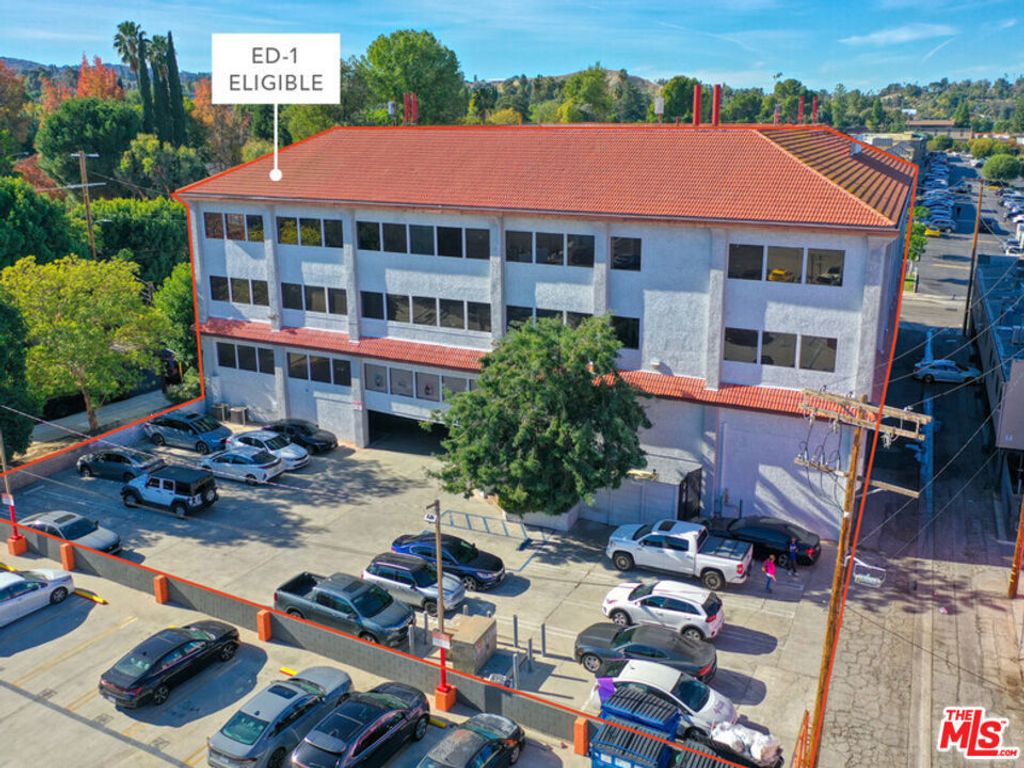 5530 Corbin Avenue, Tarzana