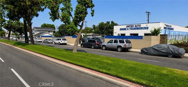 7121 Somerset Boulevard, Paramount