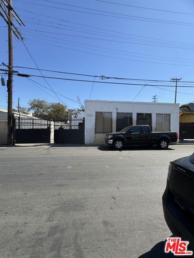 6121 S Western Avenue, Los Angeles